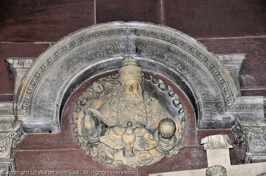 Closeup of top of memorial.